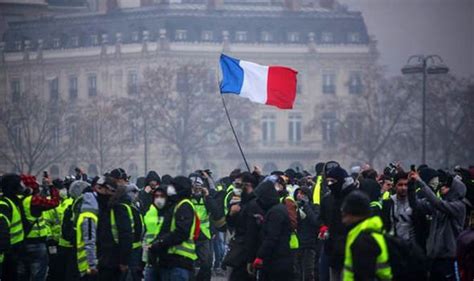 france protests  dead  rioters attack police  hammers