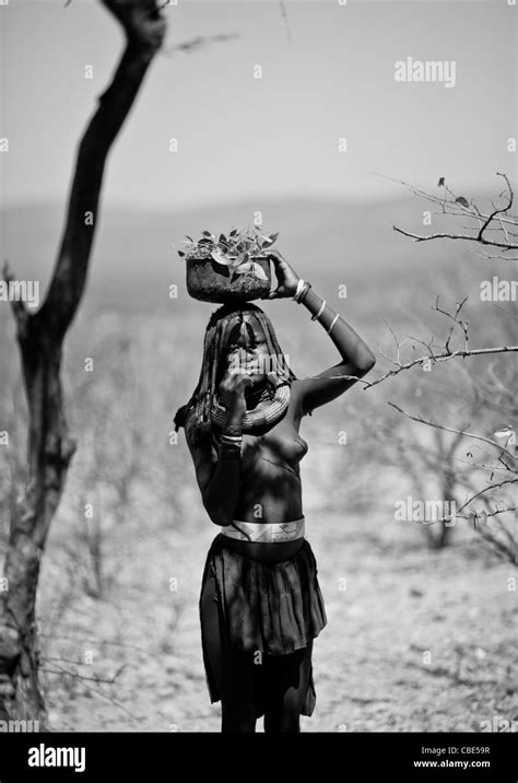 Himba Girl Schwarzweiß Stockfotos Und Bilder Alamy