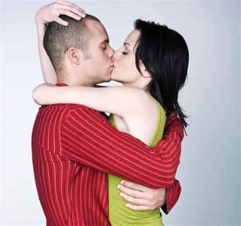 How And When To First Kiss A Woman The Modern Man