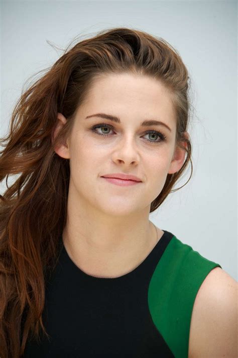 kristen stewart poses for breaking dawn part 2 press