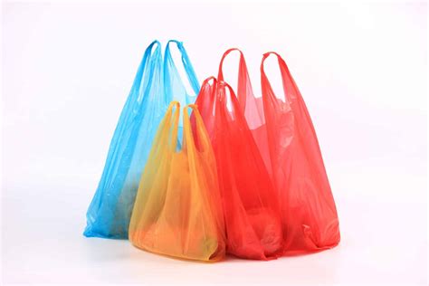por  es importante frenar el uso de las bolsas plasticas de  solo