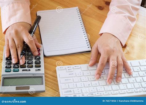 bedrijfsvrouw die een calculator gebruiken om de aantallen te berekenen stock foto image