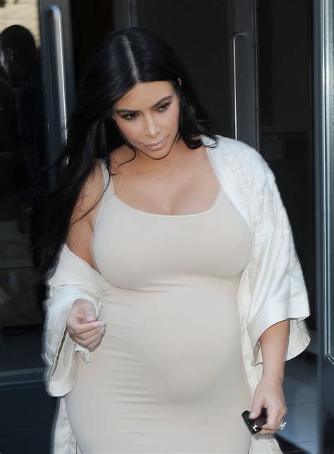 pregnant kim kardashian leaves her apartment in new york