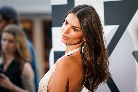 Emily Ratajkowski Has A Wad Of Armpit Hair Now And It Has Broken The