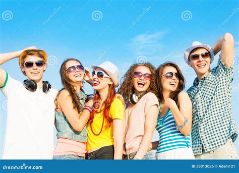 groep jongeren die zonnebril en hoed dragen stock foto image  gezicht koel