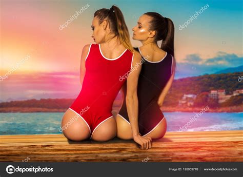 Due Ragazze Sexy Con Belle Natiche Rotonde Sulla Spiaggia Al Sole