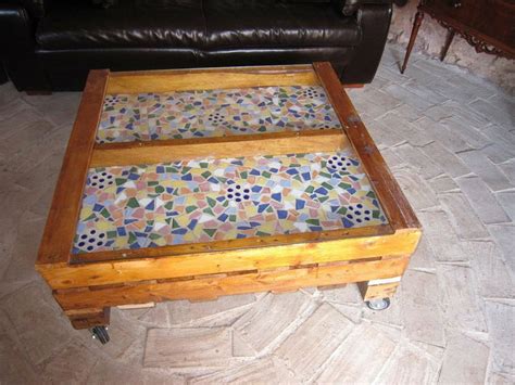 mesa de palet con adorno de mosaico mosaicos muebles