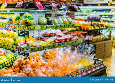 variedad de productos alimenticios puestos  la venta en  supermercado imagen editorial