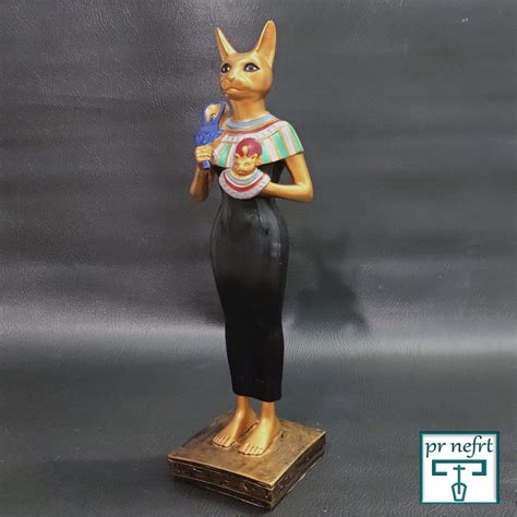 una estatua única de la diosa bastet disponible en 4 colores etsy