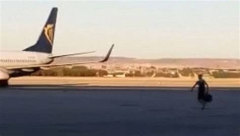 Ryanair Passenger Runs Onto Tarmac And Tries To Flag Down