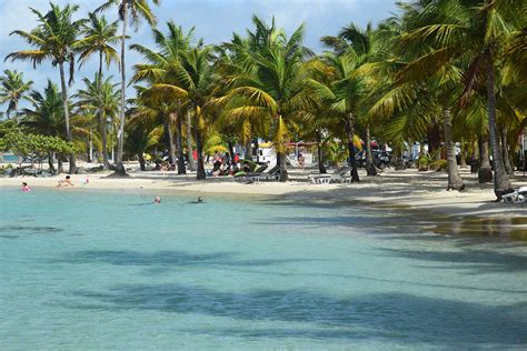 sainte anne ville touristique en guadeloupe le lagon bleu