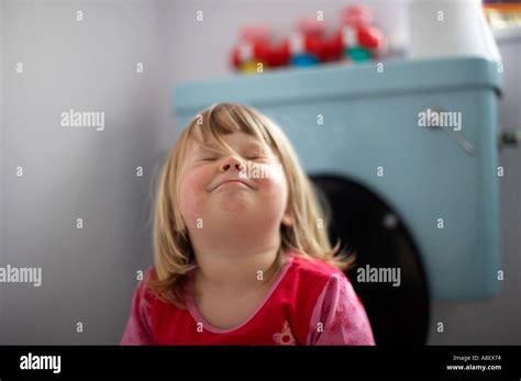 Kleines Mädchen Auf Toilette Stockfotografie Alamy