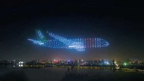 drones illumines  parfaitement synchronises forment des dessins lumineux dans le ciel