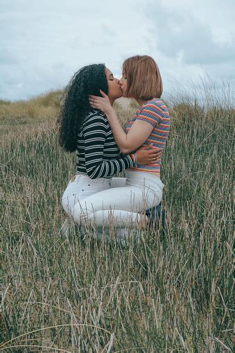 zwei lesbische frauen küssen sich Übereinander ein mädchen ist latino