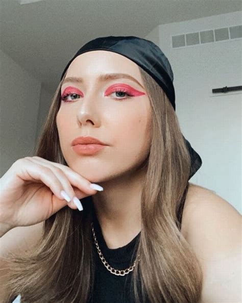 Eminem S Daughter Hailie Mathers Shows Off Glam Makeover In Dramatic