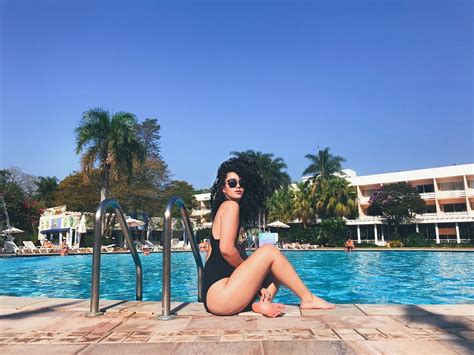 pin de alba vega em fotografía fotografia na piscina poses para fotos de verão e fotos de