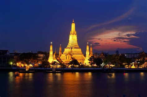 backpack thailand wat arun  temple  dawn  bangkok
