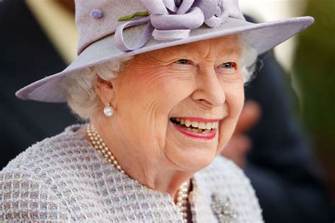 queen elizabeth photographed   hands   pocket sparked fears