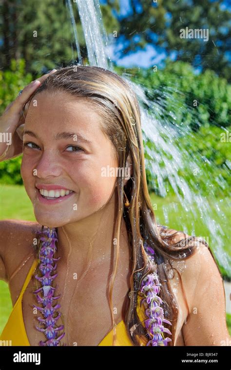Schöne Teenager Im Gelben Bikini Duschen Im Freien Stockfoto Bild