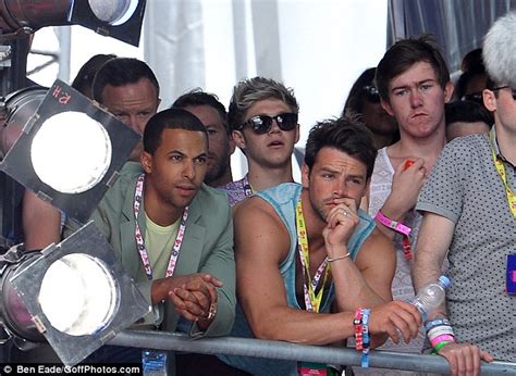 cara delevingne parties backstage at v festival with one direction star