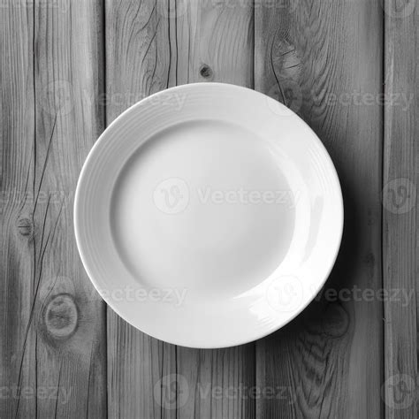 een leeg bord aan een wit houten tafel top visie van wit keramisch