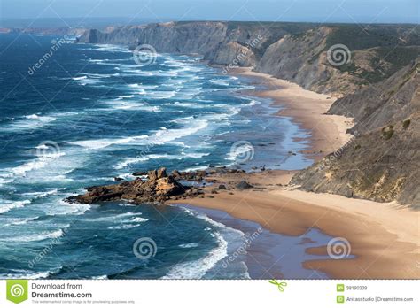 mooie rotsachtige kust bij algarve kust  portugal stock afbeelding image  vakantie