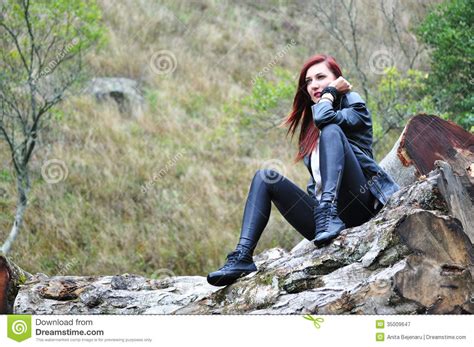 Portret Van Een Vrouw In Het Bos Stock Afbeelding Image Of Idyllisch