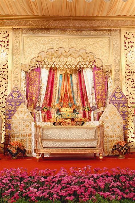 bilik pelaminan engan hiasan kain tirai bersulam emas tema pernikahan