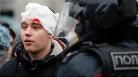 In Pictures Tens Of Thousands Gather For Pro Navalny Protests Bbc News