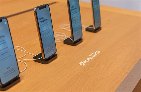 apple stores  iphone  window displays redesigned avenues  tomac