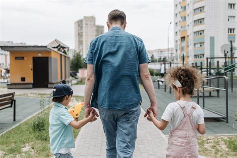 Ce Papa Divorcé Estime Que Ses Enfants L8217empêchent Davoir Du Temps