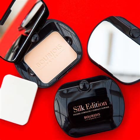 Silk Edition New Compact Powder With 360 Degree Rotating