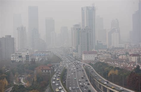 pollution chokes chinese cities  smog spurs indoor warnings bloomberg