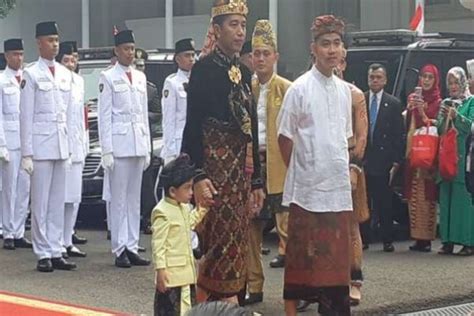 presiden jokowi putra  cucunya kompak kenakan pakaian adat bali riaucom