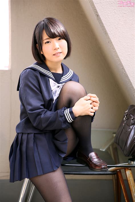 美咲ヒカルのムッチリ太ももな女子校生制服画像