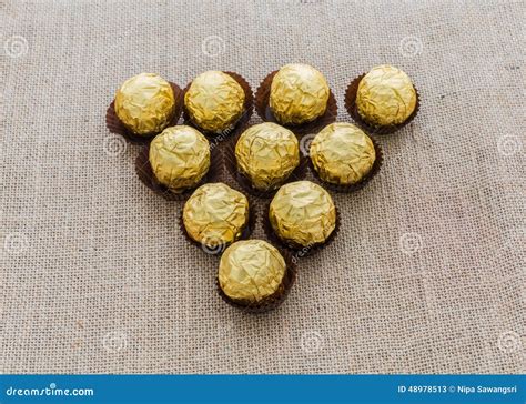 chocoladeballen  gouden folie worden verpakt die stock afbeelding image  gastronomisch