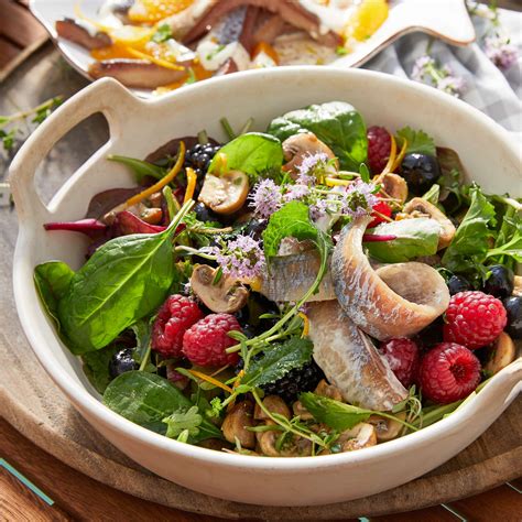 rezept fuer salat mit beeren und matjesfilets island