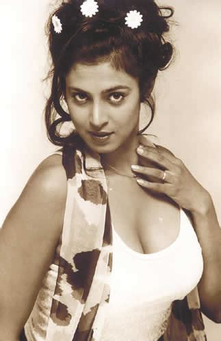 indian hot actress kasturi hot cleavage show