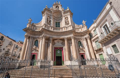 ammira lo stile barocco della chiesa collegiata  catania