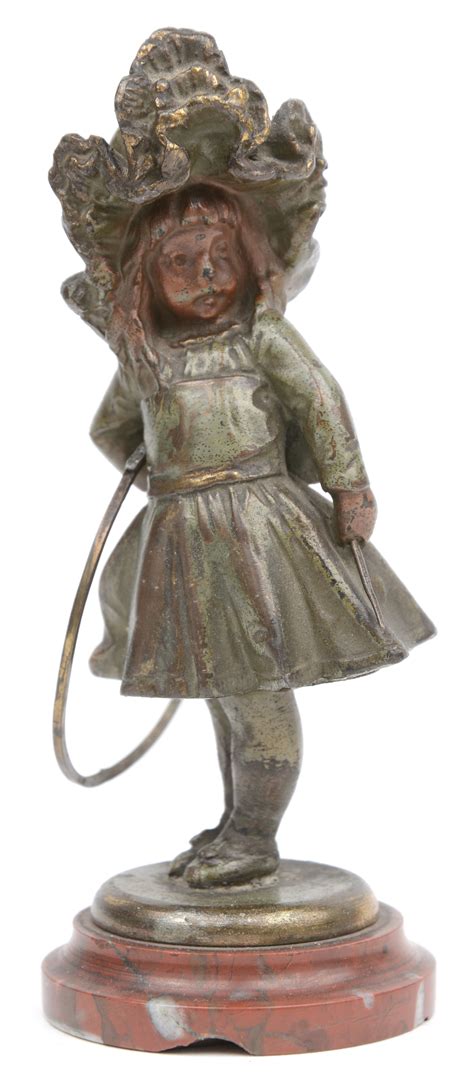 meisje met hoepel een klein bronzen beeldje op rood marmeren sokkeltje kleine randschade aan