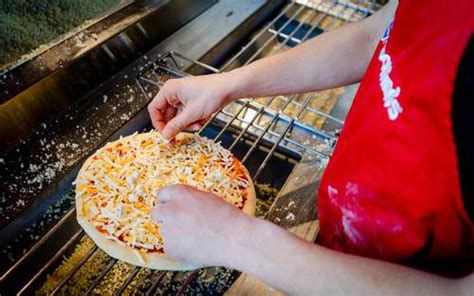 dominos pizza opent tweede vestiging  emmen dagblad van het noorden