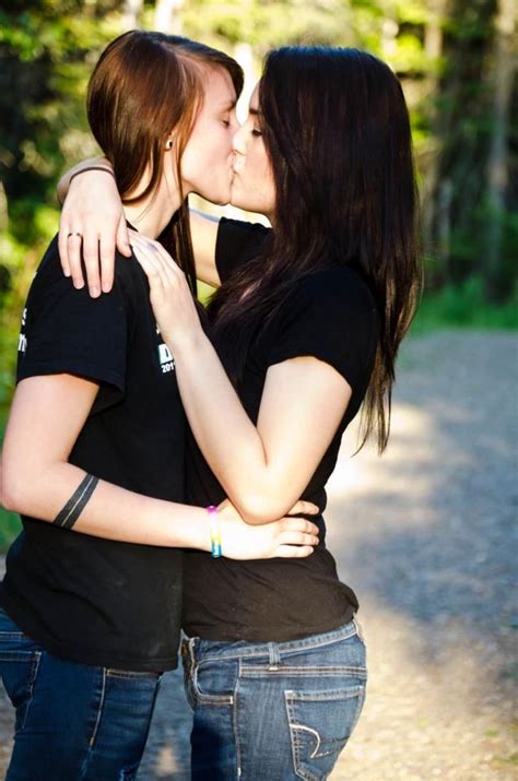 Девушки целуют трусы 82 фото