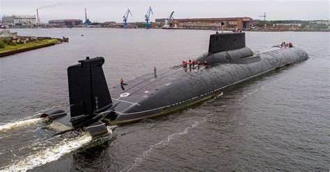 russian typhoon class submarine  largest submarine   world ussjpkennedyjrorg