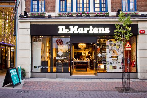 fab drmartens shop  londons carnaby street dr martens londen