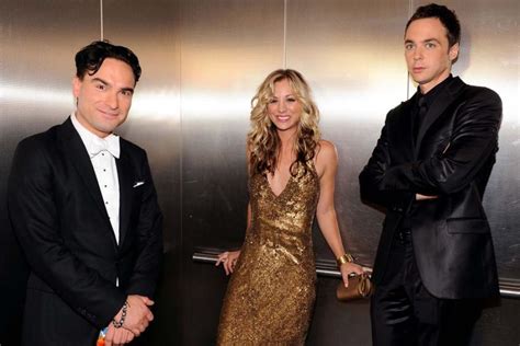 Johnny Galecki Kaley Cuoco And Jim Parsons Pose For A Photo Abc News