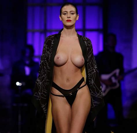 Η alejandra guilmant μας έδειξε το στήθος της στο mercedes benz fashion week του Μεξικό kanoni net