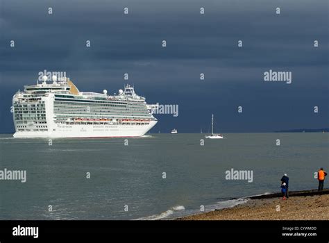 po cruise ship azura leaving southampton hampshire uk stock photo alamy