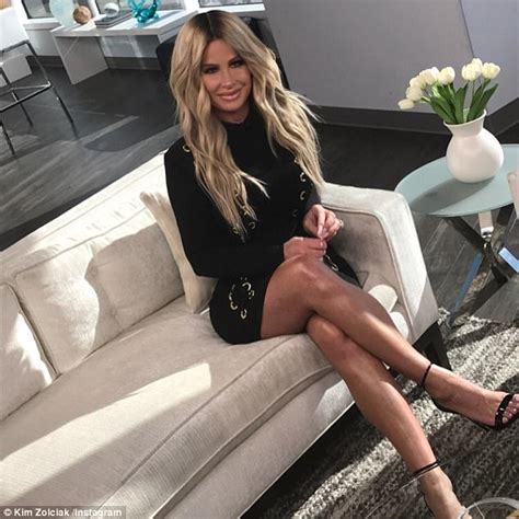 Kim Zolciak Shows Off Midriff At Lax After Nene Drama Daily Mail Online