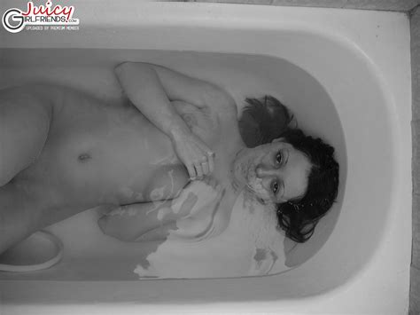 hot babe selfshot in bath gfs secrets