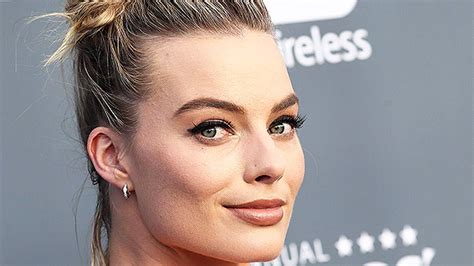 Margot Robbie’s Hair At Critics’ Choice — Messy Top Knot How To